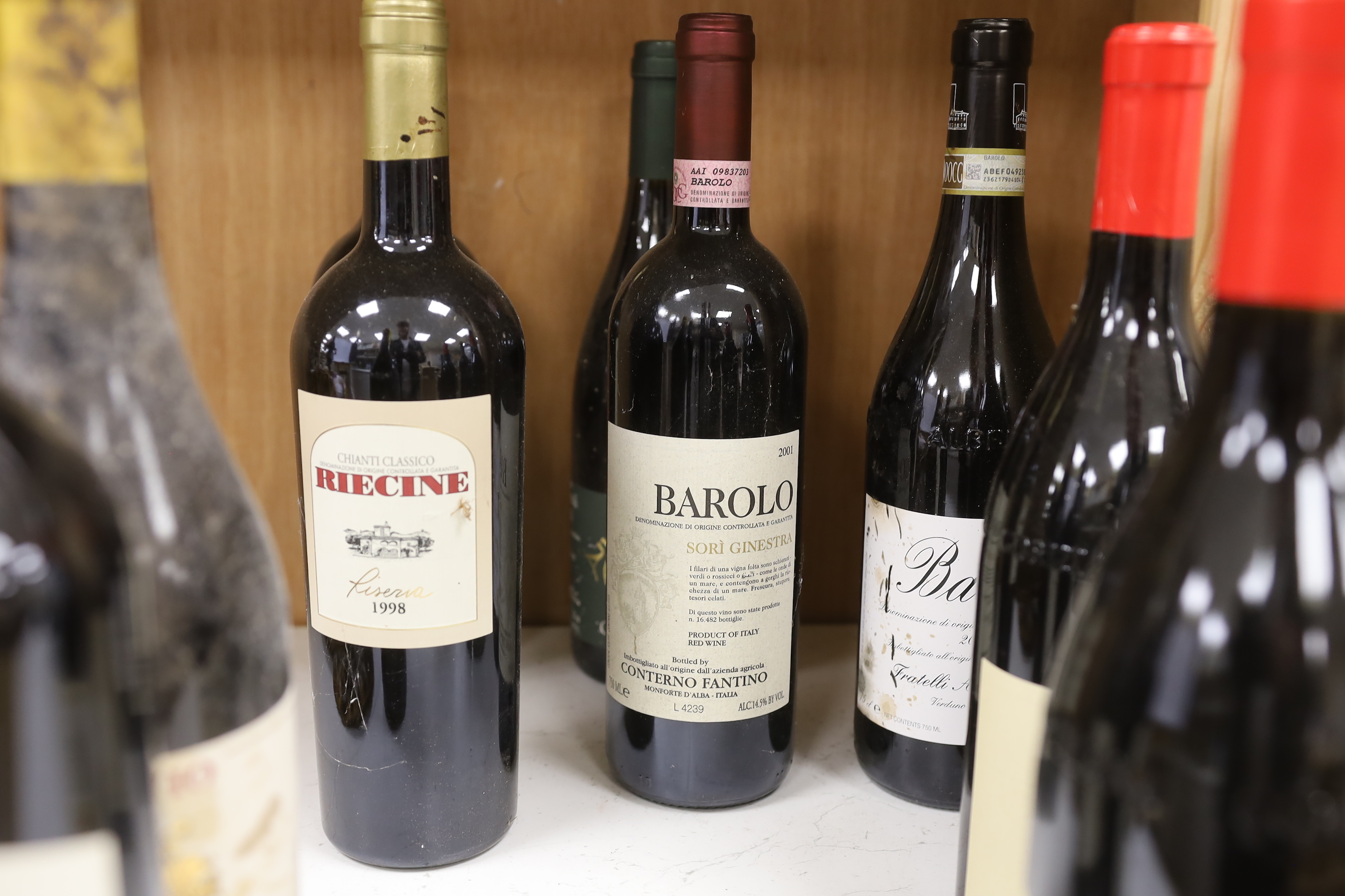 Eleven bottles of various wines to include a bottle of Tretes de Capcanes oak aged 2000 wine, a bottle of Barolo 1998 and nine other assorted wines